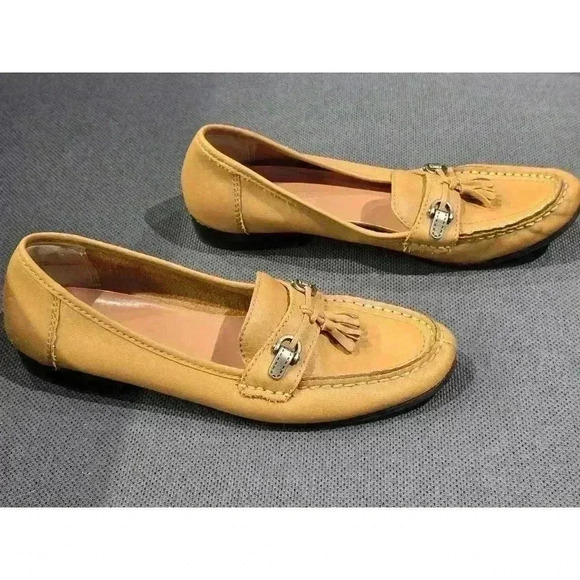 Women's St. John's Bay Tan Loafers Size 6.5 - Picture 3 of 8
